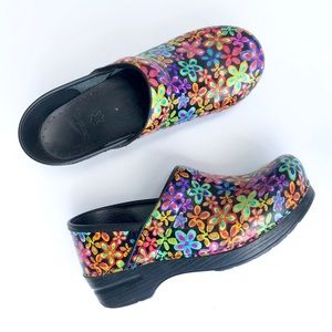 39 Dansko Clogs Mules Shoes Black Floral 60’s Pro
